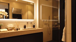 Shower, hair dryer, towels, soap - Appartement Villa Cassis (Cassis)
