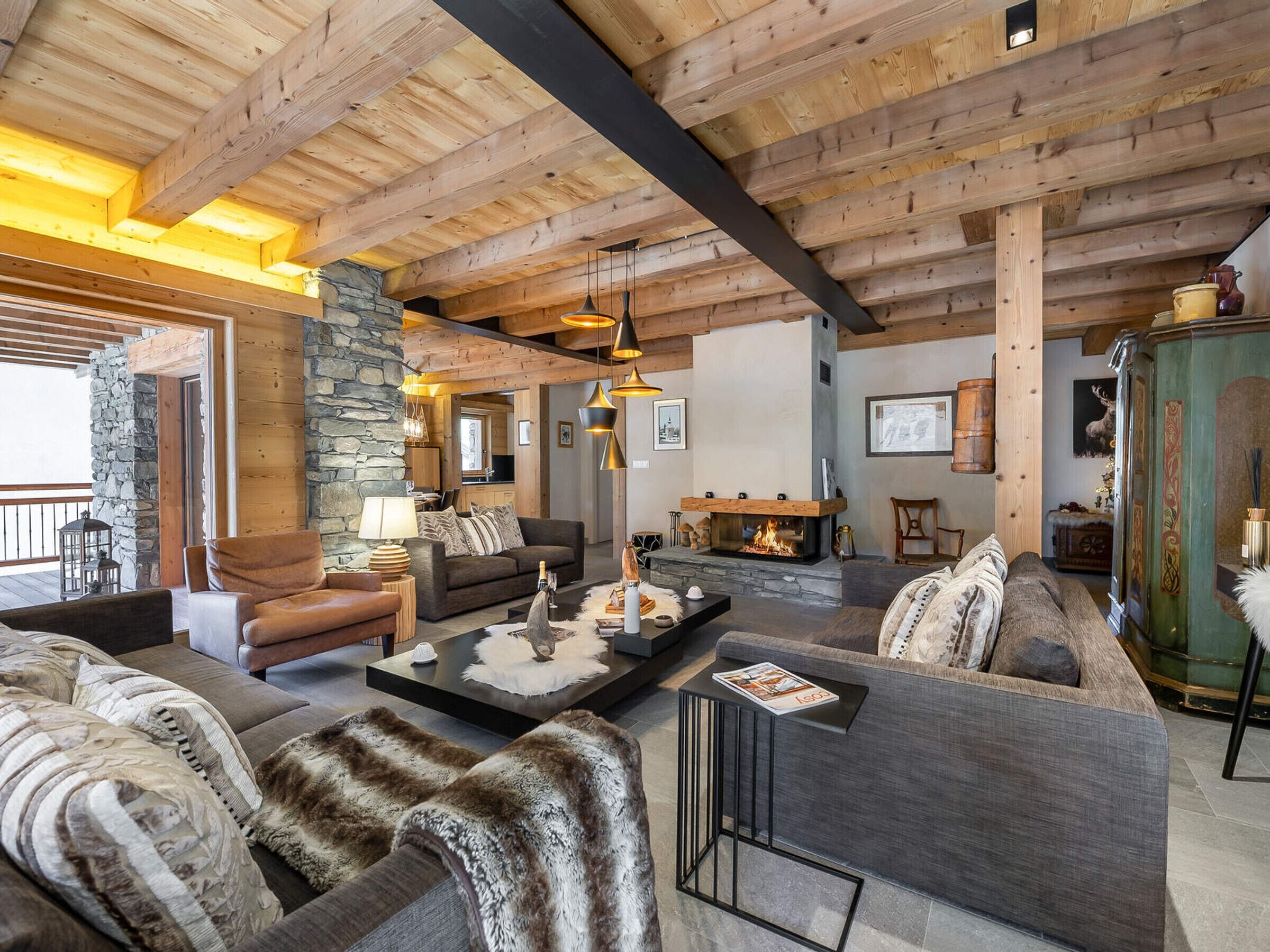 TV, fireplace