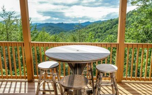 Outdoor dining - Private hot tub and mountain views for miles! - Cali's Place (Sevierville)