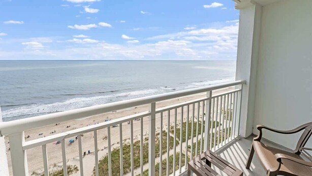 Un balcone con vista sulla spiaggia e sull'oceano.