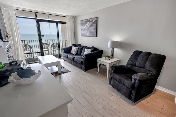 Amazing Living Room with Views of the Ocean 🌊☀️