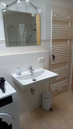 Shower, hair dryer, towels, soap - Cozy apartment in the 5-lake region (Gilching)