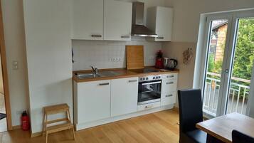 Fridge, oven, stovetop, coffee/tea maker