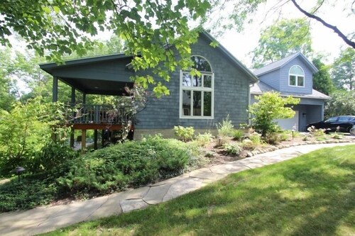 Lovely, first floor apartment on a quiet street in Chautauqua's North End!