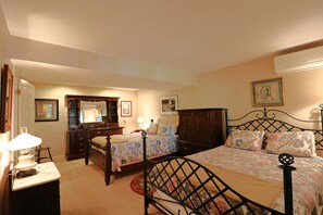 1 bedroom, WiFi - Lovely, first floor apartment on a quiet street in Chautauqua's North End! (Chautauqua)