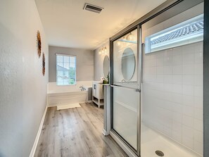 Combined shower/tub, hair dryer, towels, toilet paper - Luxury 6BR | Game Room, Outdoor Theater & Pool/Spa (Kissimmee)