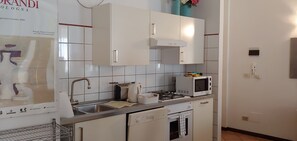 Frigorifero, microonde, forno, piano cottura