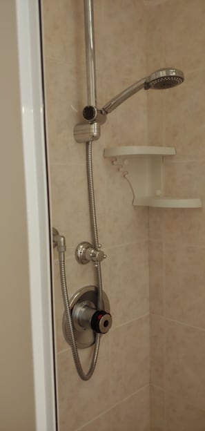 Dusche, Haartrockner, Bidet, Handtücher