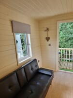 木屋 | 客厅 | 30-英寸电视（配备数码频道）