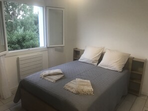 3 bedrooms, iron/ironing board, free WiFi, bed sheets