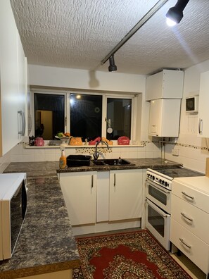 House | Private kitchen | Fridge, microwave, oven, stovetop - Beautiful big Independent Furnished Bungalow (High Wycombe)