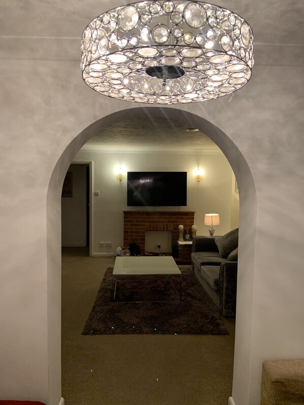 House | Living room | 30-inch TV with digital channels - Beautiful big Independent Furnished Bungalow (High Wycombe)