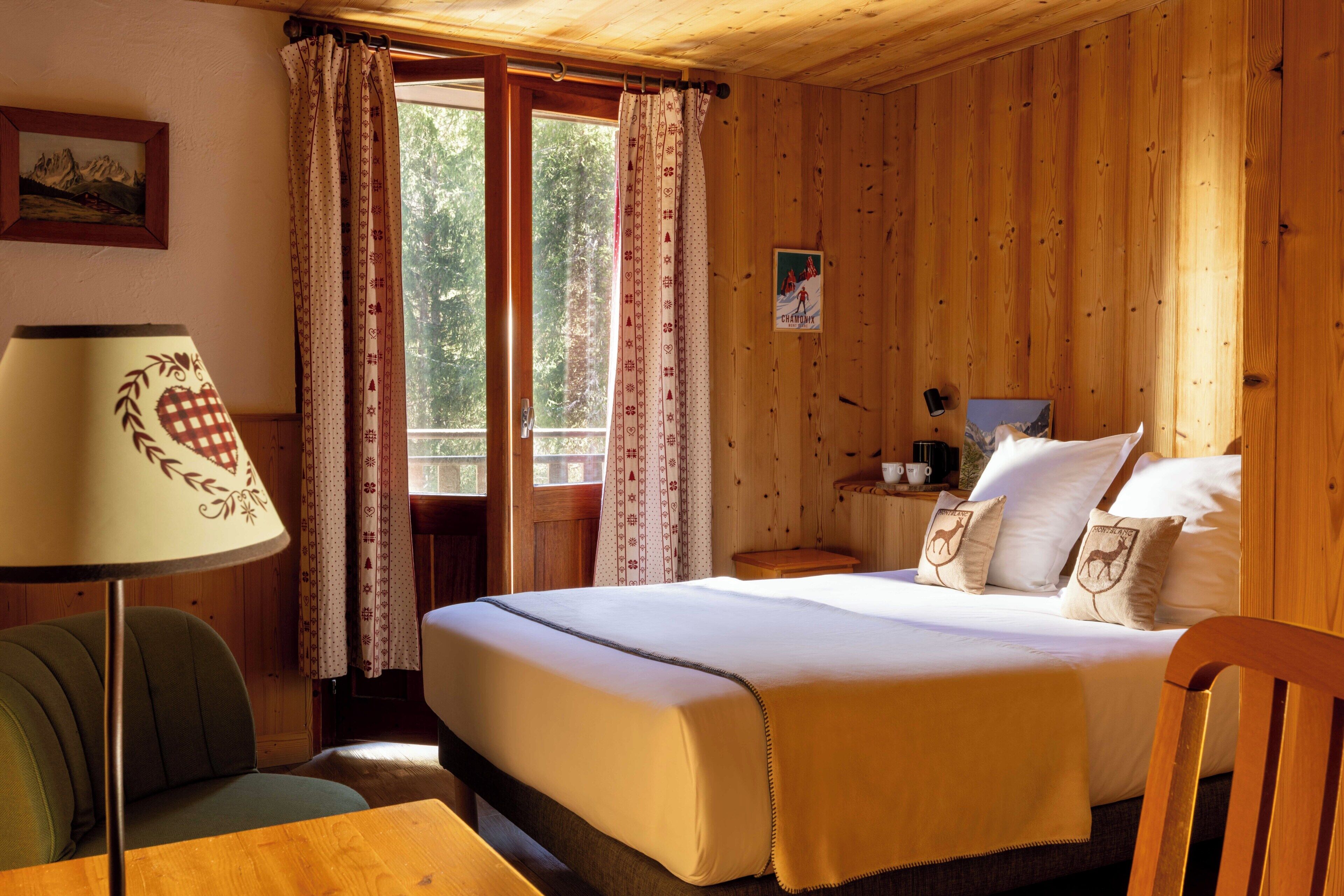 Habitación triple superior | Caja de seguridad en la habitación y decoración personalizada 