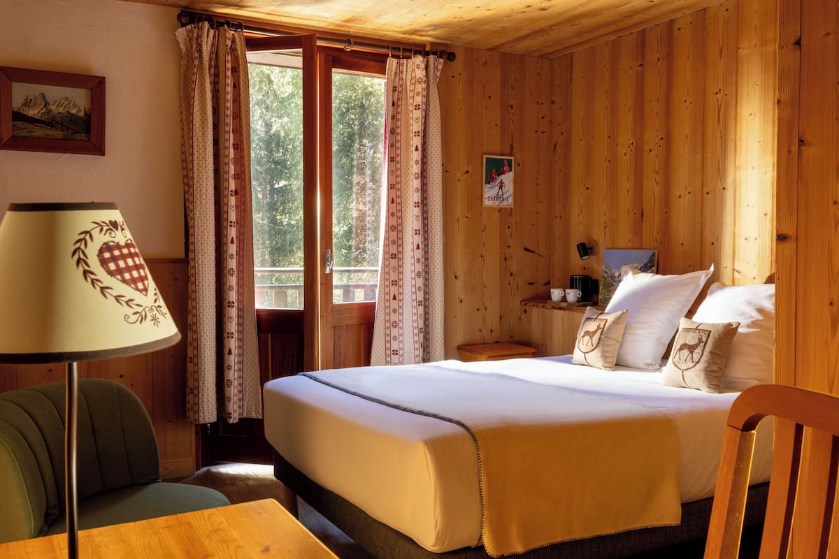 Habitación triple superior | Caja de seguridad en la habitación y decoración personalizada