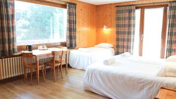 Superior Triple Room | In-room safe, individually decorated, individually furnished, desk