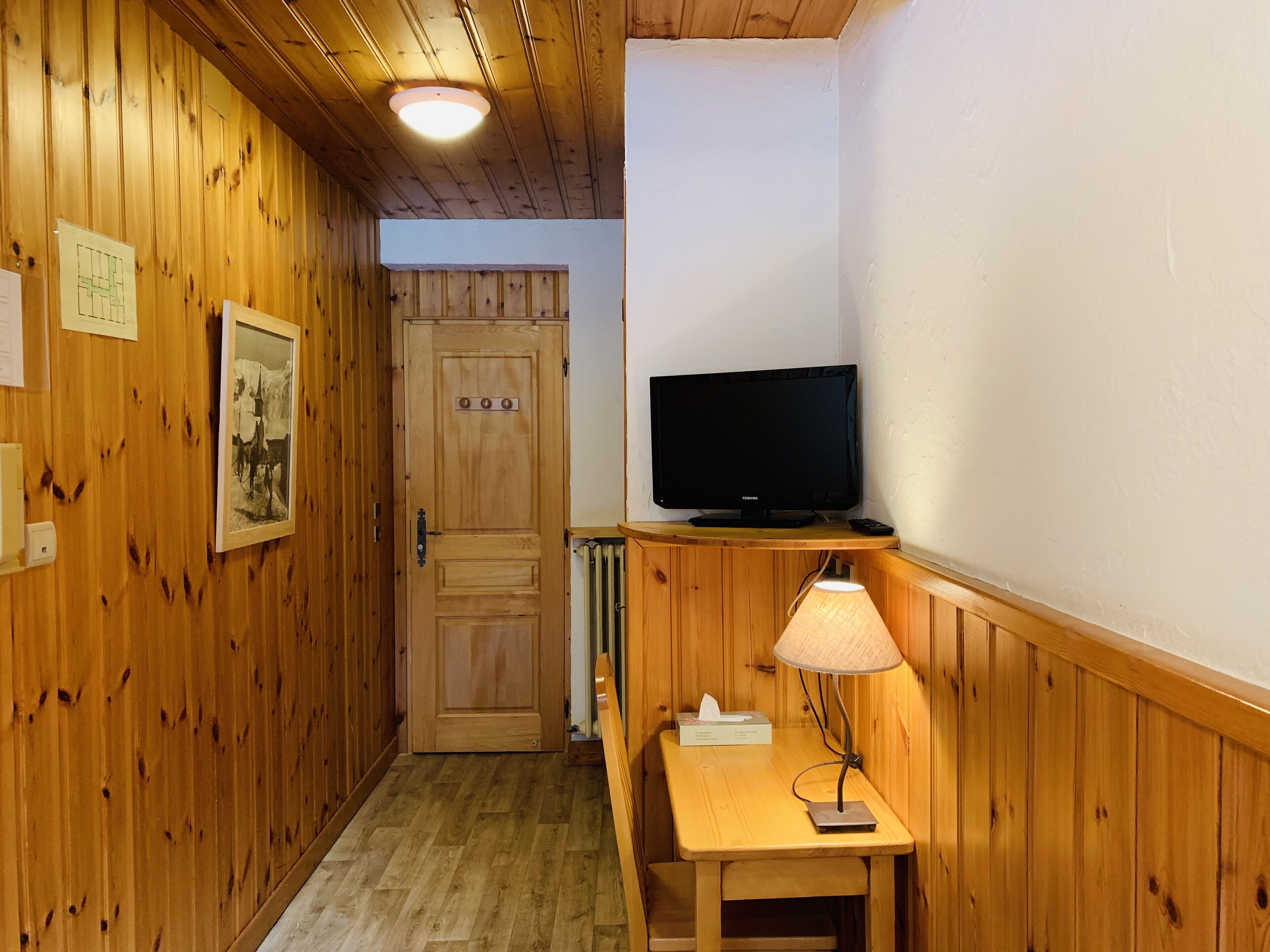 chambre single randonneur | 1 bedroom, in-room safe, individually decorated, individually furnished