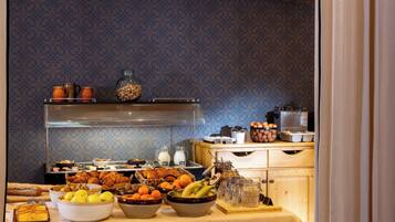 Buffet com diversos alimentos e um espaço para café.