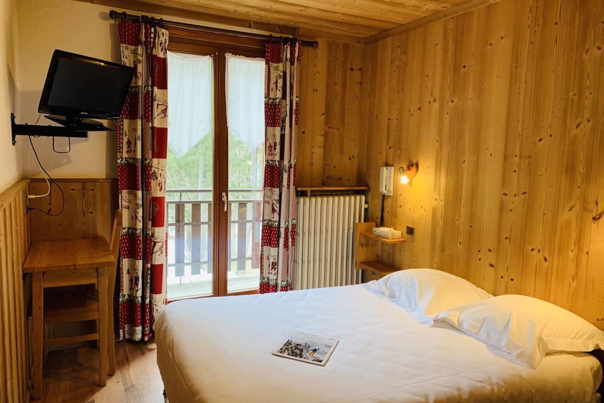 Chambre Single Vue Montagne | Caja de seguridad en la habitación y decoración personalizada
