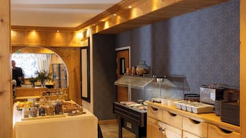 Colazione a buffet, servita tutte le mattine (14.90 EUR a persona)
