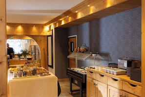 Petit déjeuner buffet servi tous les jours en supplément