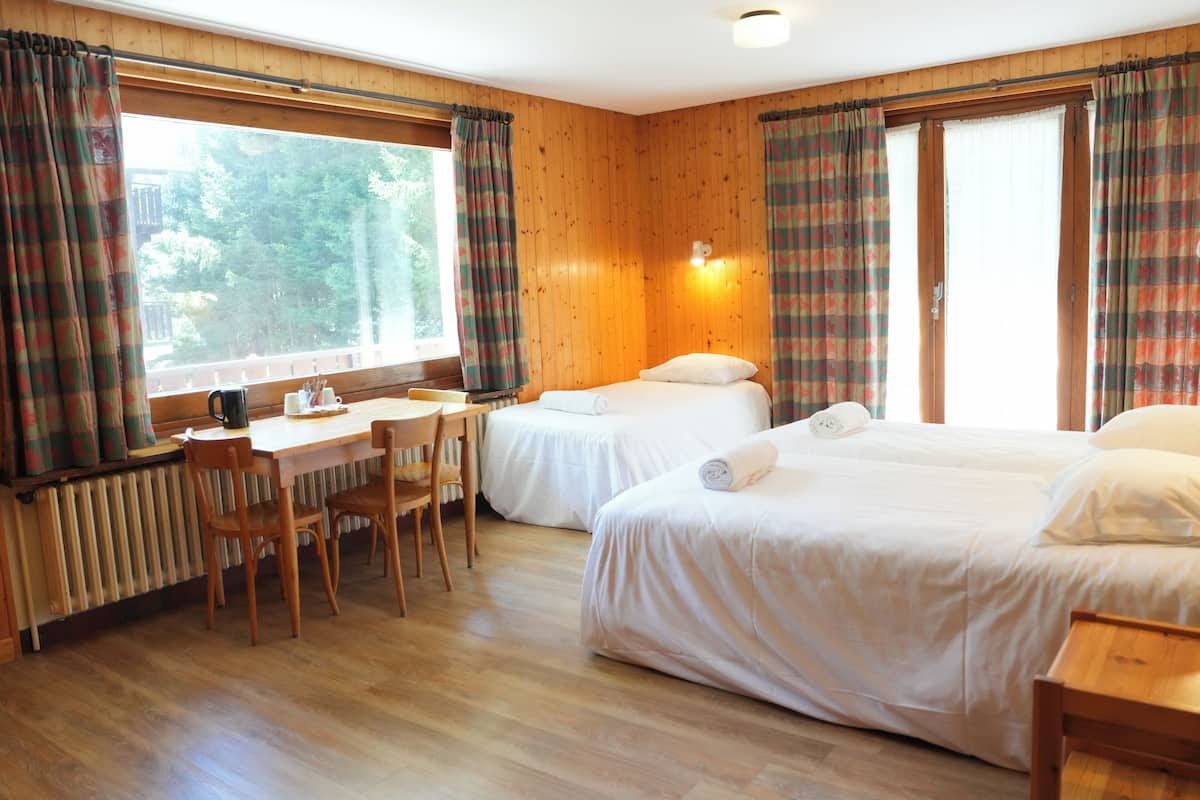 Kamar Triple Superior | Brankas dan didekorasi berbeda-beda