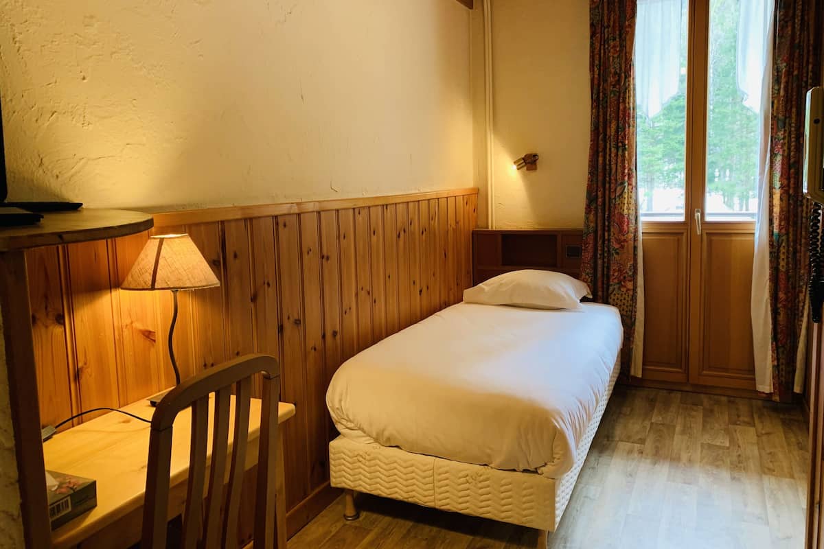Chambre Single Vue Montagne | Safe på rommet, individuelt dekorert, individuelt innredet og skrivebord