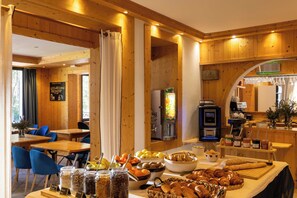 Daily buffet breakfast for a fee - L’Arveyron Open House (Chamonix-Mont-Blanc)