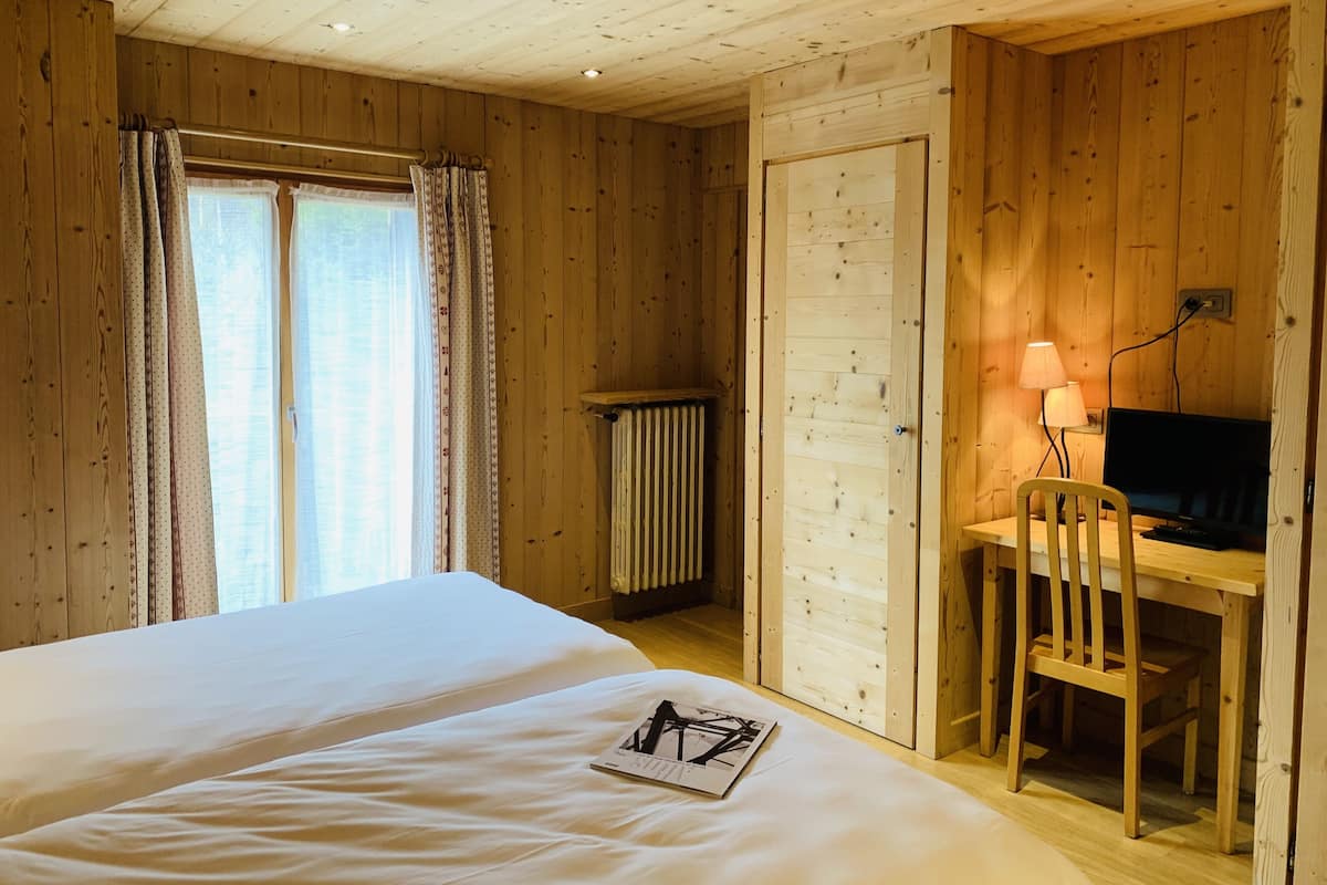 Chambre Familiale | Caja de seguridad en la habitación y decoración personalizada