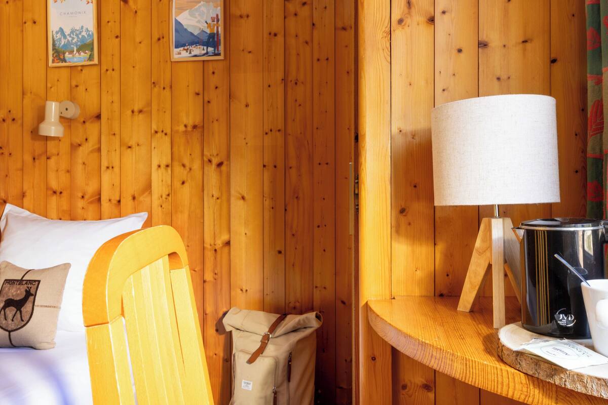 Chambre Single Randonneur | Két bảo mật tại phòng, bàn, khu vực làm việc phù hợp cho laptop 