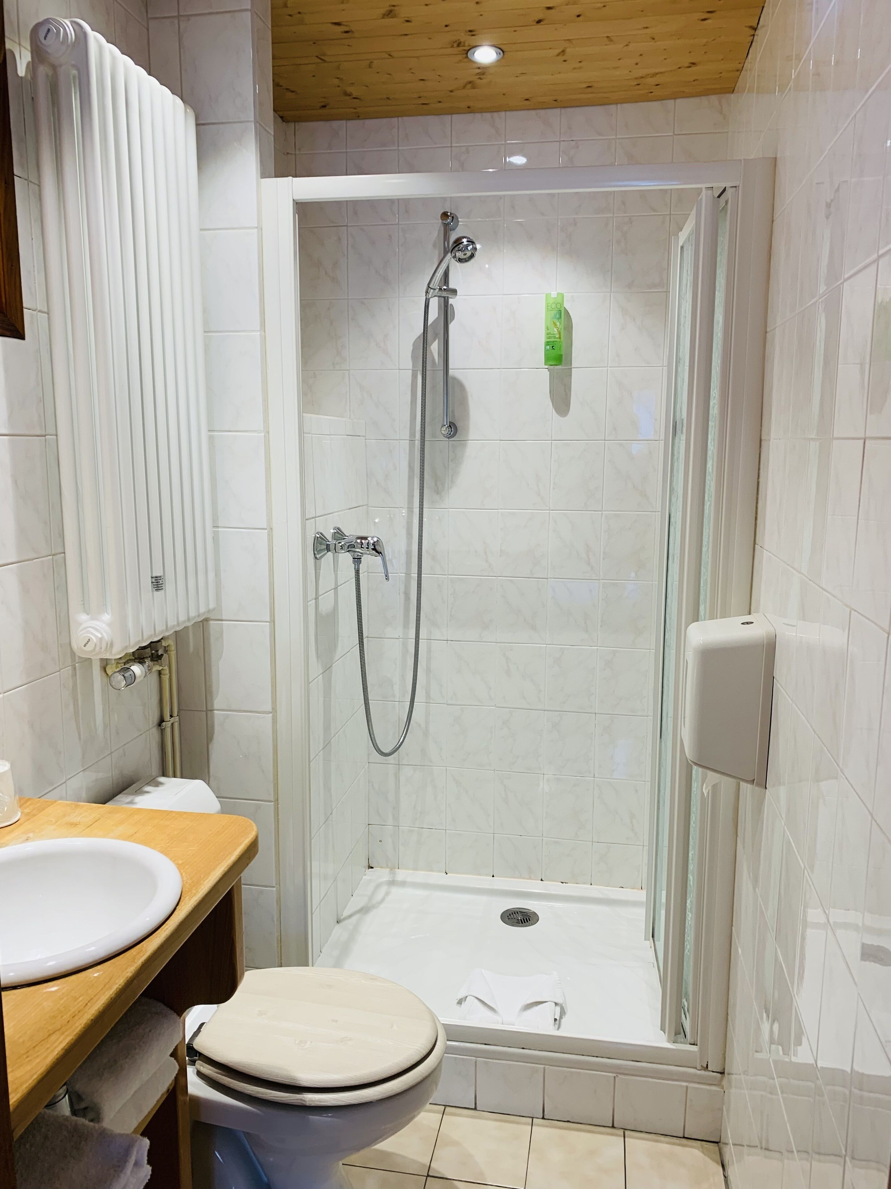 chambre familiale | bathroom | free toiletries, hair dryer, towels, soap