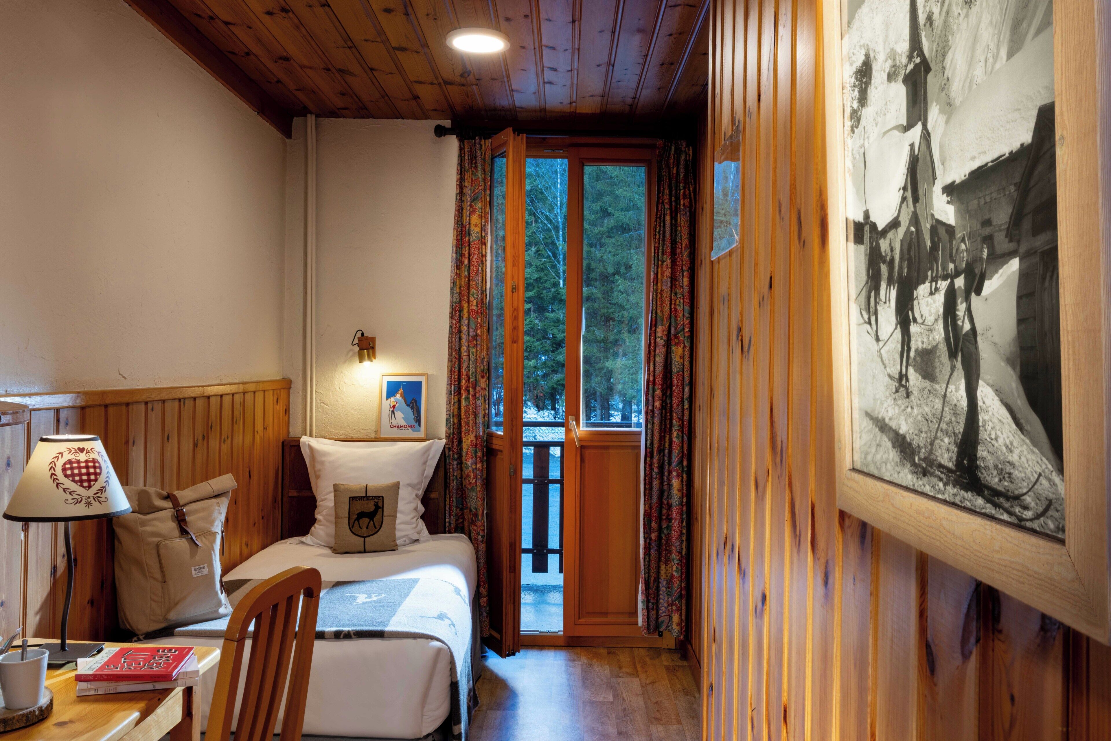 Chambre Single Vue Montagne | Caja de seguridad en la habitación y decoración personalizada 