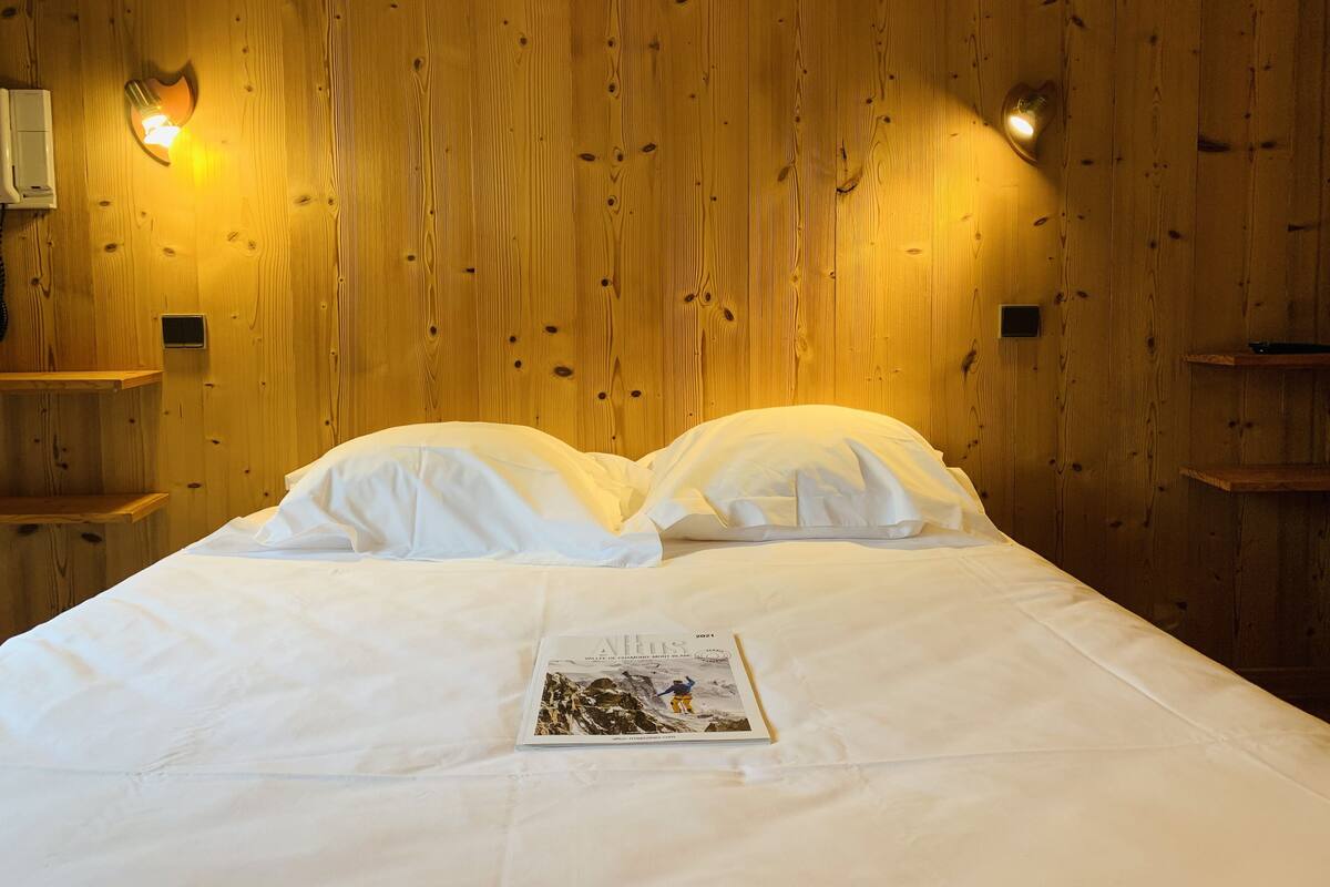 chambre single vue montagne | 1 bedroom, in-room safe, individually decorated, individually furnished