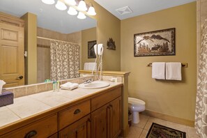 Condo, 2 habitaciones | Baño | Toallas y shampoo 