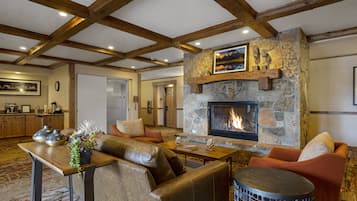 Condo, 2 quartos | Sala de estar | Smart TV