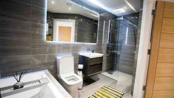 Apartment, Multiple Beds | Bathroom | Separate bathtub and shower, deep-soaking bathtub, towels