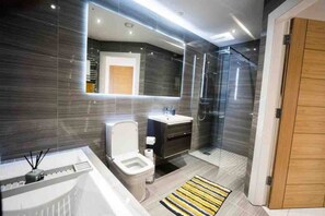 Apartamento, várias camas | Banheiro | Banheira e chuveiro separados, banheira de imersão, toalhas de banho 