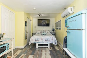 1 bedroom, desk, WiFi, bed sheets