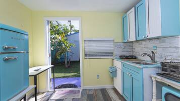 Een koelkast, een microgolfoven, een koffiezetapparaat/waterkoker