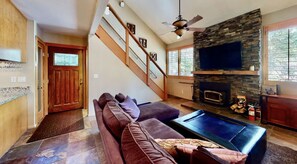 Smart TV, fireplace - Located near the Village and can sleep a crowd! Year round hot tub near condo (Mammoth Lakes)