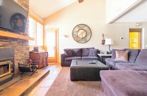 Smart TV y chimenea 