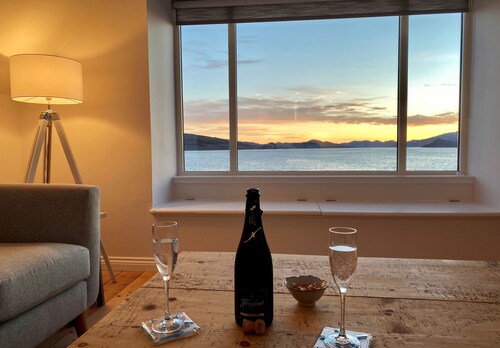 Greenlea -Scenic loch-side location, coastal retreat boasts spectacular sea views, sleeps 4