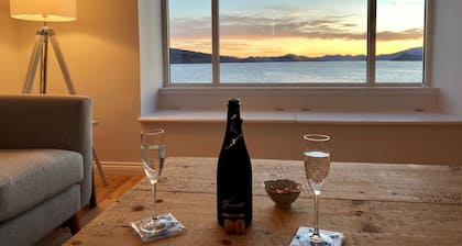 Greenlea -Scenic loch-side location, coastal retreat boasts spectacular sea views, sleeps 4