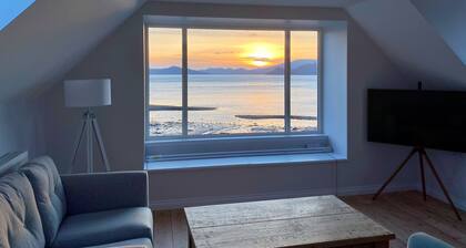 Greenlea -Scenic loch-side location, coastal retreat boasts spectacular sea views, sleeps 4