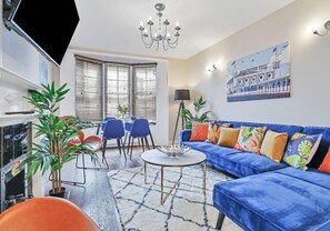 Smart TV - Central Lanes Pad | By My Getaways | Free parking for one car (Brighton)