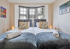 3 bedrooms, iron/ironing board, bed sheets - Central Lanes Pad | By My Getaways | Free parking for one car (Brighton)