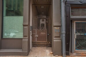 Exterior detail - Clean, Art Deco 1000sqft Condo Downtown + Free Gated Parking (Cincinnati)