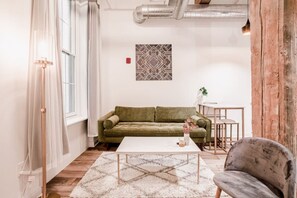 Smart TV - Clean, Art Deco 1000sqft Condo Downtown + Free Gated Parking (Cincinnati)