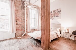 1 bedroom, desk, iron/ironing board, free WiFi - Clean, Art Deco 1000sqft Condo Downtown + Free Gated Parking (Cincinnati)