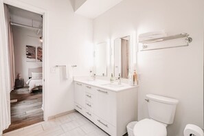 Hair dryer, towels, soap, shampoo - Clean, Art Deco 1000sqft Condo Downtown + Free Gated Parking (Cincinnati)