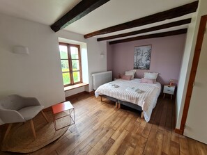 5 chambres, fer et planche à repasser, lit de bébé portatif